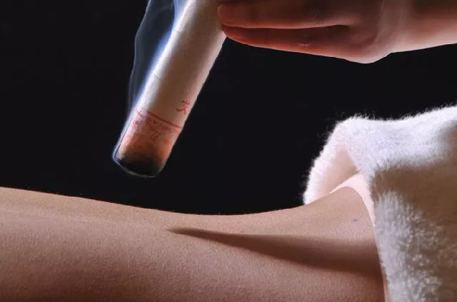 艾灸是对背部直接,有效的保养方法.